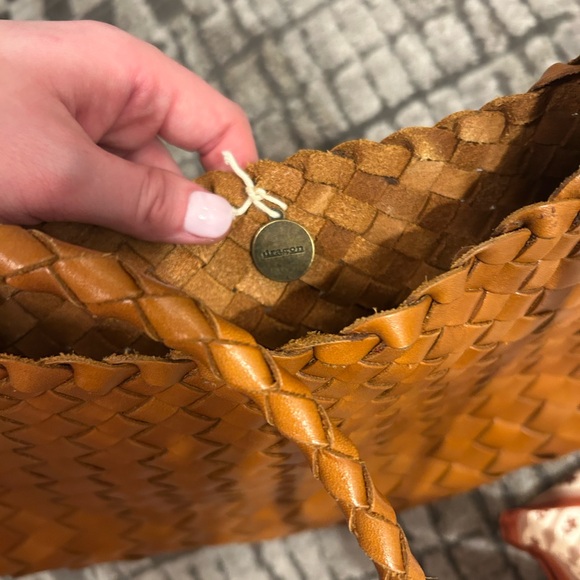 Elegant Tan Woven Leather Bag - Picture 2 of 3